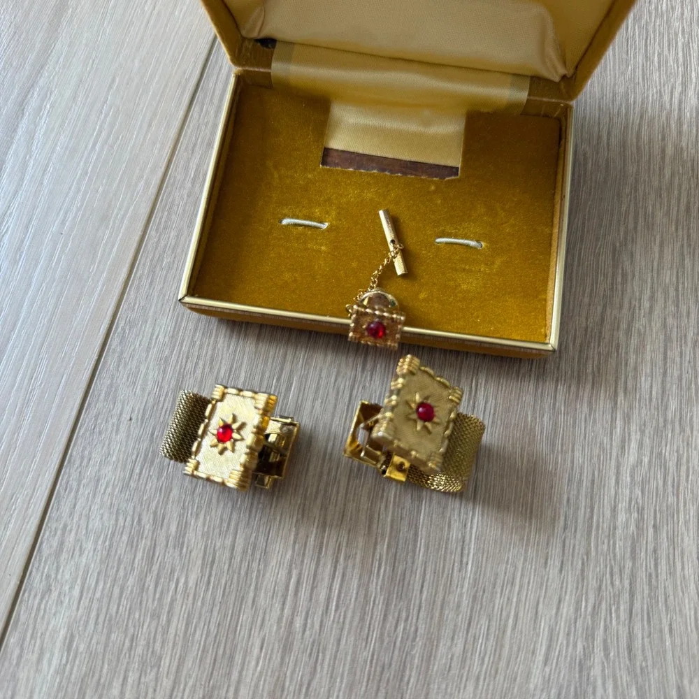 Vintage Tally Ho Gold Tone Mesh Wrap Cufflinks and Tie‎ Tack Set Red Cabochon
